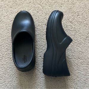 CROCS Duel Comfort Black Clogs Nursing Chef Slip Resistant Womens Shoes W 9